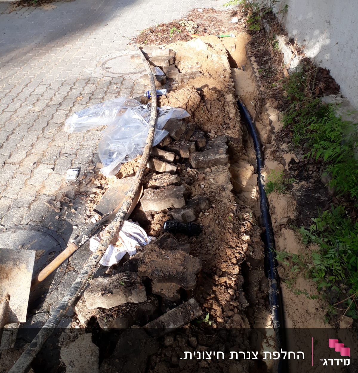 חפירה עם צינור פלסטיק וכלי עבודה